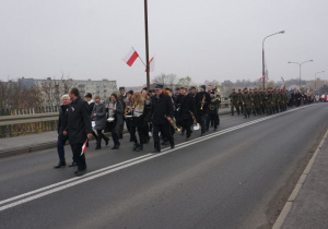 Zdjęcie uczestników przemarszu pod Pomnik Orła Białego w Koluszkach