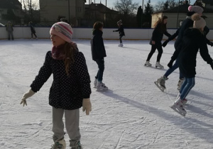 Zdjęcie uczestników I turnusu Ferii 2020 podczas wizyty na lodowisku Biały Orlik w Koluszkach