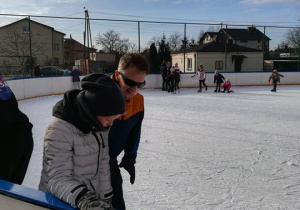 Zdjęcie uczestników I turnusu Ferii 2020 podczas wizyty na lodowisku Biały Orlik w Koluszkach