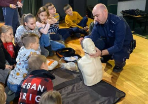 Zdjęcie policjantów z Komendy Powiatowej Policji powiatu łódzkiego wschodniego oraz uczestników II turnusu Ferii 2020 podczas prelekcje na temat bezpiecznego wypoczynku podczas ferii