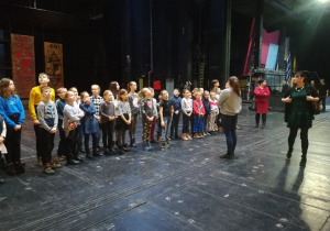 Uczestnicy II turnusu Ferii 2020 podczas zwiedzania Teatru Wielkiego w Łodzi