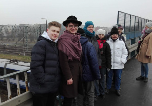 Zdjęcie członków Polskiego Stowarzyszenia na rzecz Osób z Niepełnosprawnością Intelektualną koło w Zgierzu oraz Matesza Jaśkiewicza na wiadukcie w Koluszkach