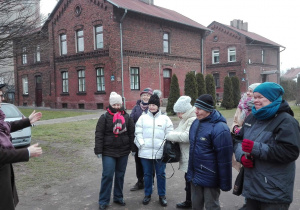 Zdjęcie członków Polskiego Stowarzyszenia na rzecz Osób z Niepełnosprawnością Intelektualną koło w Zgierzu oraz Matesza Jaśkiewicza przed budynkiem przy ul. Kolejowej