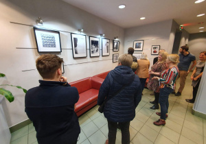 Zdjęcie uczestników oraz autorów prac wernisażu pierwszej wystawy koła fotograficznego MOK