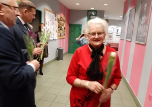 Zdjęcie Burmistrza Koluszek Waldemara Chałata oraz Przewodniczącego Rady Powiatu Łódzkiego Wschodniego Sławomira Sokołowskiego wręczających kwiaty kobiecie