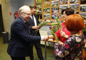 Zdjęcie Burmistrza Koluszek Waldemara Chałata oraz Przewodniczącego Rady Powiatu Łódzkiego Wschodniego Sławomira Sokołowskiego wręczających kwiaty kobietom