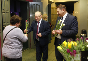 Zdjęcie Burmistrza Koluszek Waldemara Chałata oraz Przewodniczącego Rady Powiatu Łódzkiego Wschodniego Sławomira Sokołowskiego wręczających kwiaty kobiecie