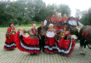 Zdjęcie członków Zepsołu Zorza w towarzystwie bryczki podczas sesji plenerowej w Lisowicach