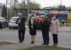 Zdjęcie przedstawicieli Gminy Koluszki przygotowanych do złożenia kwiatów pod pomnikiem Orła Białego