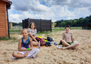 Zdjęcie uczestników pierwszego turnusu Wakacji w Mieście 2021 podczas odpoczynku na plaży przy basenie w Lisowicach