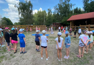 Zdjęcie przedstawia dzieci podczas warsztatów "Od ziarenka do bochenka" w Zagrodzie Edukacyjnej Konarzew Stajnia Lusi.