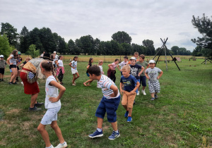 Zdjęcie przedstawia uczestników I turnusu Wakacji w mieście podczas warsztatów w wiosce indiańskiej TATANKA