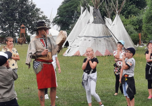 Zdjęcie przedstawia uczestników I turnusu Wakacji w mieście podczas warstatów w wiosce indiańskiej TATANKA