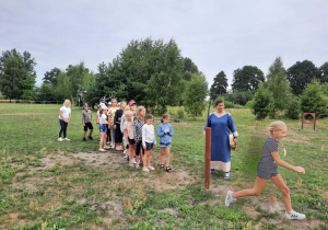 Zdjęcie przedstawia uczestników I turnusu Wakacji w mieście podczas warsztatów w wiosce indiańskiej TATANKA