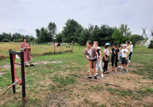 Zdjęcie przedstawia uczestników I turnusu Wakacji w mieście podczas warsztatów w wiosce indiańskiej TATANKA