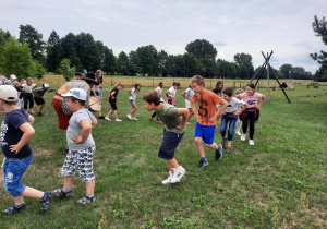 Zdjęcie przedstawia uczestników I turnusu Wakacji w mieście podczas warsztatów w wiosce indiańskiej TATANKA