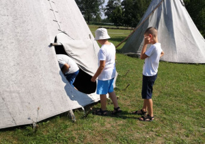 Zdjęcie przedstawia uczestników II turnusu Wakacji w mieście podczas warsztatów w wiosce indiańskiej TATANKA