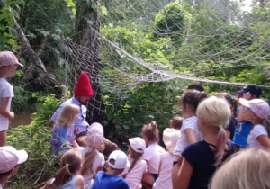 Zdjęcie Skrzatologa oraz uczestników wycieczki do Doliny Skrzatów w Chociszewie podczas zwiedzania obiektu