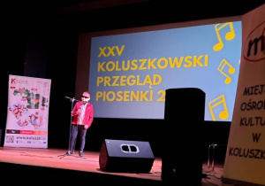 Zdjęcie przedstawia uczestnika XXV Koluszkowskiego Przeglądu Piosenki podczas występu na scenie