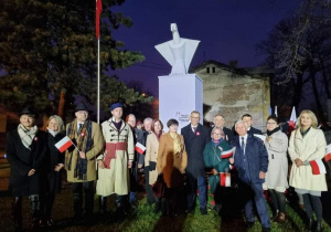 Zdjęcie uczestników podczas Uroczystych Obchodów Narodowego Święta Niepodległości przy Pomniku Orła Białego w Koluszkach