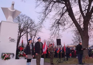 Zdjęcie uczestników podczas Uroczystych Obchodów Narodowego Święta Niepodległości przy Pomniku Orła Białego w Koluszkach