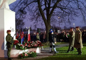 Zdjęcie uczestników podczas Uroczystych Obchodów Narodowego Święta Niepodległości przy Pomniku Orła Białego w Koluszkach