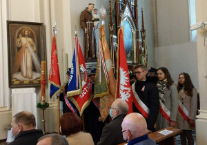 Zdjęcie przedstawia uczestników mszy podczas nabożeństwa w Kościele pw. Niepokalanego Poczęcie NMP w Koluszkach