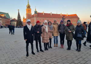 Zdjęcie przedstawia uczestników wyjazdu do Warszawy w celu obejrzenia wystaw na Zamku Królewskim oraz w Zachęcie Warszawskiej