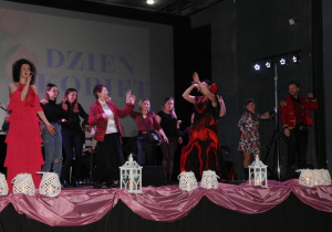 Zdjęcie artystów Łódzkiego Teatru Piosenki w programie "Muzyka Spalona Słońcem - Wierczór Hiszpański" podczas występu na scenie w sali widowiskowej MOK w towarzystwie pań