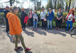 Zdjęcie przedstawia uczestników wydarzenia Fotoday podczas pogadanki na temat miejsc w Koluszkach i Rogowie o szczególnej wartości fotograficznej