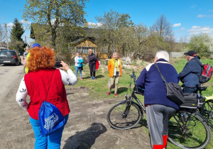 Zdjęcie przedstawia uczestników wydarzenia Fotoday podczas pogadanki na temat miejsc w Koluszkach i Rogowie o szczególnej wartości fotograficznej