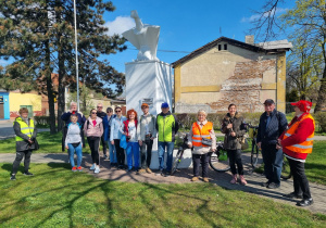 Zdjęcie przedstawia uczestników wydarzenia Fotoday podczas pogadanki na temat miejsc w Koluszkach i Rogowie o szczególnej wartości fotograficznej