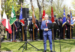 Zdjęcie Senatora RP Krzysztofa Kwiatkowskiego podczas wystąpienia w ramach Uroczystych Obchodów 231 Rocznicy Uchwalenia Konstytucji 3 Maja przy Pomniku Orła Białego w Koluszkach