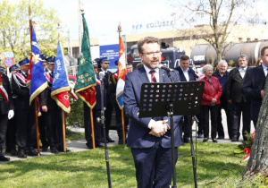 Zdjęcie Wicemarszałka Województwa Łódzkiego Piotra Adamczyka podczas wystąpienia w ramach Uroczystych Obchodów 231 Rocznicy Uchwalenia Konstytucji 3 Maja przy Pomniku Orła Białego w Koluszkach