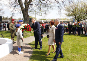 Zdjęcie przedstawicieli władz składających kwiaty podczas Uroczystych Obchodów 228 Rocznicy Uchwalenia Konstytucji 3 Maja przy Pomniku Orła Białego w Koluszkach