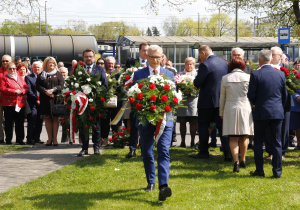 Zdjęcie Senatora RP Krzysztofa Kwiatkowskiego składającego kwiaty podczas Uroczystych Obchodów 231 Rocznicy Uchwalenia Konstytucji 3 Maja przy Pomniku Orła Białego w Koluszkach