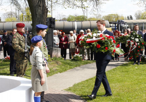 Zdjęcie Wicewojewody Łódzkiego Piotra Ciepluchy składającego kwiaty podczas Uroczystych Obchodów 231 Rocznicy Uchwalenia Konstytucji 3 Maja przy Pomniku Orła Białego w Koluszkach