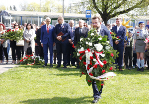 Zdjęcie Wicemarszałka Województwa Łódzkiego Piotra Adamczyka składającego kwiaty podczas Uroczystych Obchodów 231 Rocznicy Uchwalenia Konstytucji 3 Maja przy Pomniku Orła Białego w Koluszkach