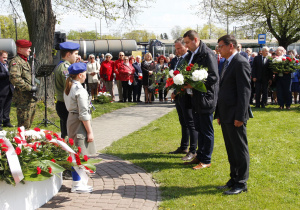 Zdjęcie delegacji składającej kwiaty podczas Uroczystych Obchodów 231 Rocznicy Uchwalenia Konstytucji 3 Maja przy Pomniku Orła Białego w Koluszkach