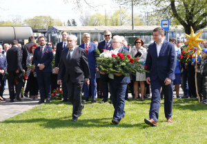 Zdjęcie delegacji składającej kwiaty podczas Uroczystych Obchodów 231 Rocznicy Uchwalenia Konstytucji 3 Maja przy Pomniku Orła Białego w Koluszkach