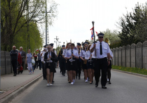 Zdjęcie uczestników przemarszu pod Pomnik Orła Białego w Koluszkach podczas Uroczystych Obchodów 231 Rocznicy Uchwalenia Konstytucji 3 Maja