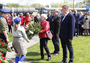 Zdjęcie delegacji składającej kwiaty podczas Uroczystych Obchodów 231 Rocznicy Uchwalenia Konstytucji 3 Maja przy Pomniku Orła Białego w Koluszkach