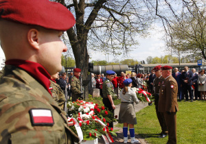 Zdjęcie delegacji składającej kwiaty podczas Uroczystych Obchodów 231 Rocznicy Uchwalenia Konstytucji 3 Maja przy Pomniku Orła Białego w Koluszkach