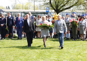 Zdjęcie delegacji składającej kwiaty podczas Uroczystych Obchodów 231 Rocznicy Uchwalenia Konstytucji 3 Maja przy Pomniku Orła Białego w Koluszkach