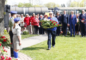 Zdjęcie delegacji składającej kwiaty podczas Uroczystych Obchodów 231 Rocznicy Uchwalenia Konstytucji 3 Maja przy Pomniku Orła Białego w Koluszkach