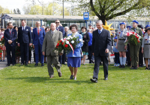 Zdjęcie delegacji składającej kwiaty podczas Uroczystych Obchodów 231 Rocznicy Uchwalenia Konstytucji 3 Maja przy Pomniku Orła Białego w Koluszkach