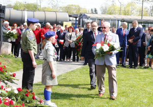 Zdjęcie delegacji składającej kwiaty podczas Uroczystych Obchodów 231 Rocznicy Uchwalenia Konstytucji 3 Maja przy Pomniku Orła Białego w Koluszkach