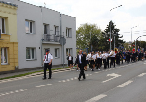 Zdjęcie uczestników przemarszu pod Pomnik Orła Białego w Koluszkach podczas Uroczystych Obchodów 231 Rocznicy Uchwalenia Konstytucji 3 Maja