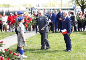 Zdjęcie delegacji składającej kwiaty podczas Uroczystych Obchodów 231 Rocznicy Uchwalenia Konstytucji 3 Maja przy Pomniku Orła Białego w Koluszkach