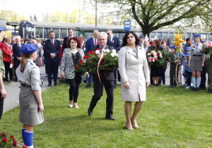 Zdjęcie delegacji składającej kwiaty podczas Uroczystych Obchodów 231 Rocznicy Uchwalenia Konstytucji 3 Maja przy Pomniku Orła Białego w Koluszkach